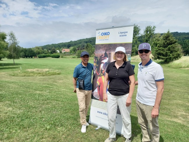De gauche à droite : Bruno Ralay-Ranaivo et Valérie Utz-Kumar, respectivement président et trésorière de l'association de soutien Oikocredit IFO, et Benjamin Etchemendy, Directeur du golf de Verrières-le-Buisson. 